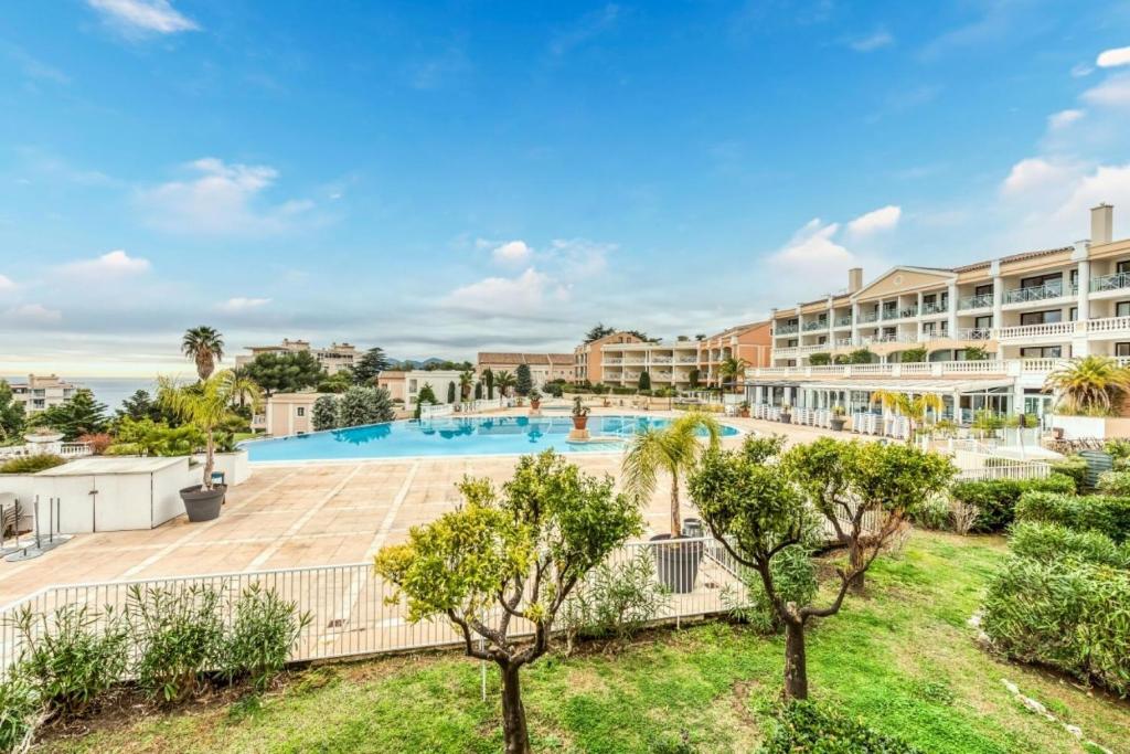 une image d'une piscine dans un complexe hôtelier dans l'établissement Résidence Cannes Villa Francia - maeva Home - Studio 4 personnes - Sélection MAE-6353, à Cannes