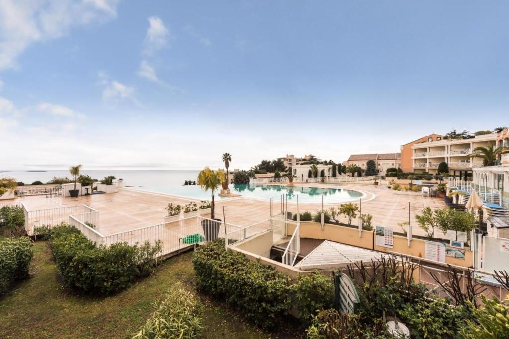 une vue aérienne d'un complexe avec piscine dans l'établissement Résidence Cannes Villa Francia - maeva Home - Appartement 2 pièces 4 personnes - Sélection MAE-6529, à Cannes