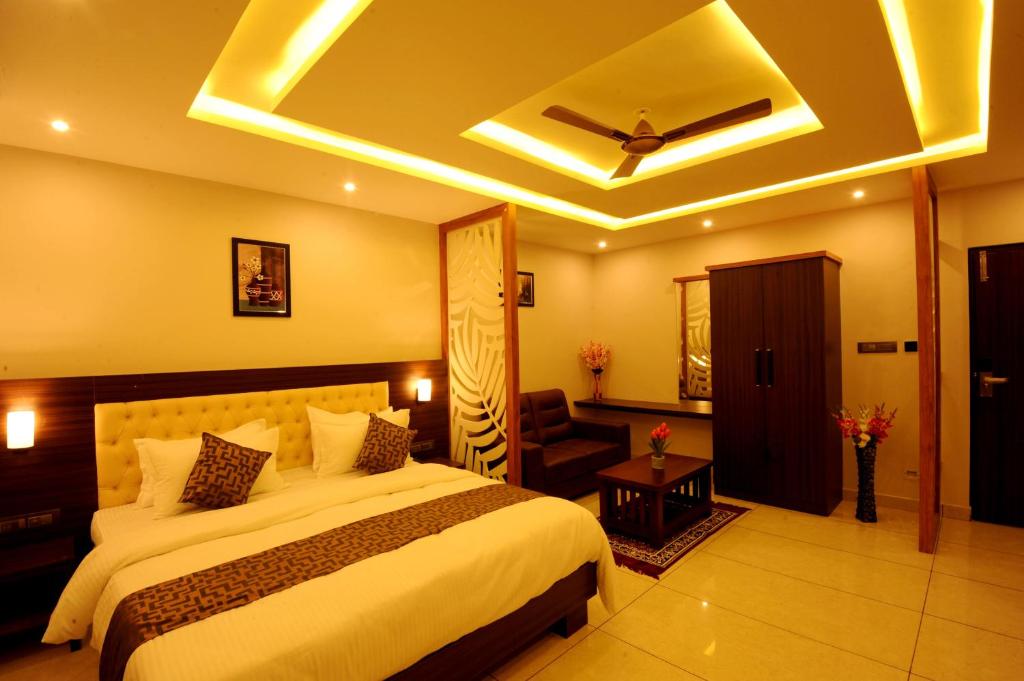 Postel nebo postele na pokoji v ubytování MC Suites Mysuru