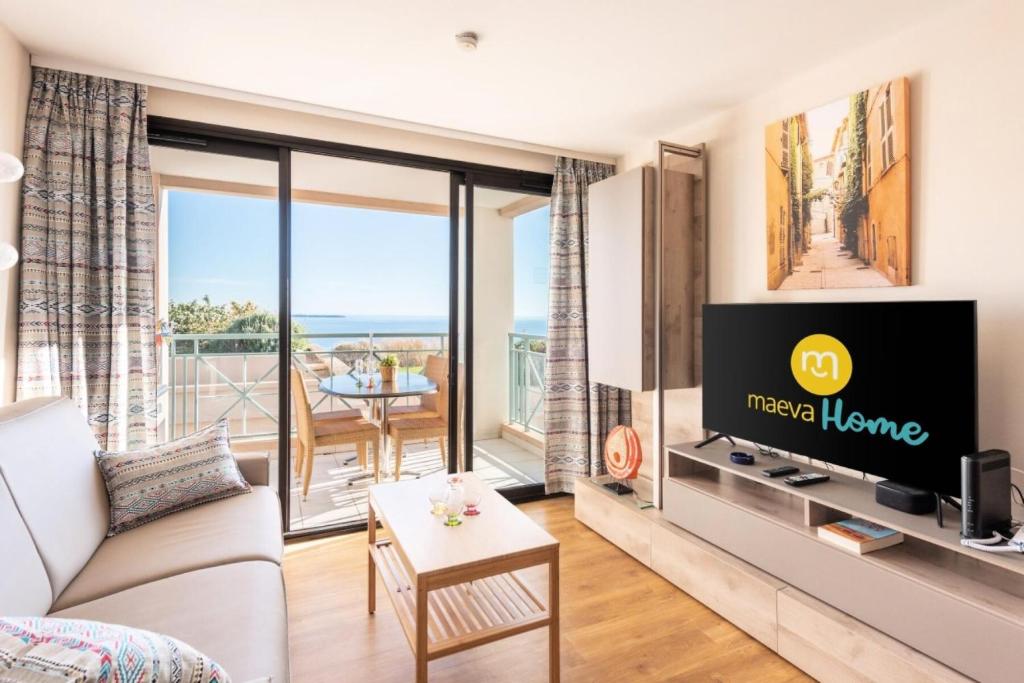 Il comprend un salon doté d'une télévision et d'un balcon. dans l'établissement Résidence Cannes Villa Francia - maeva Home - Appartement 3 pièces 6 personnes - Sélection MAE-8432, à Cannes