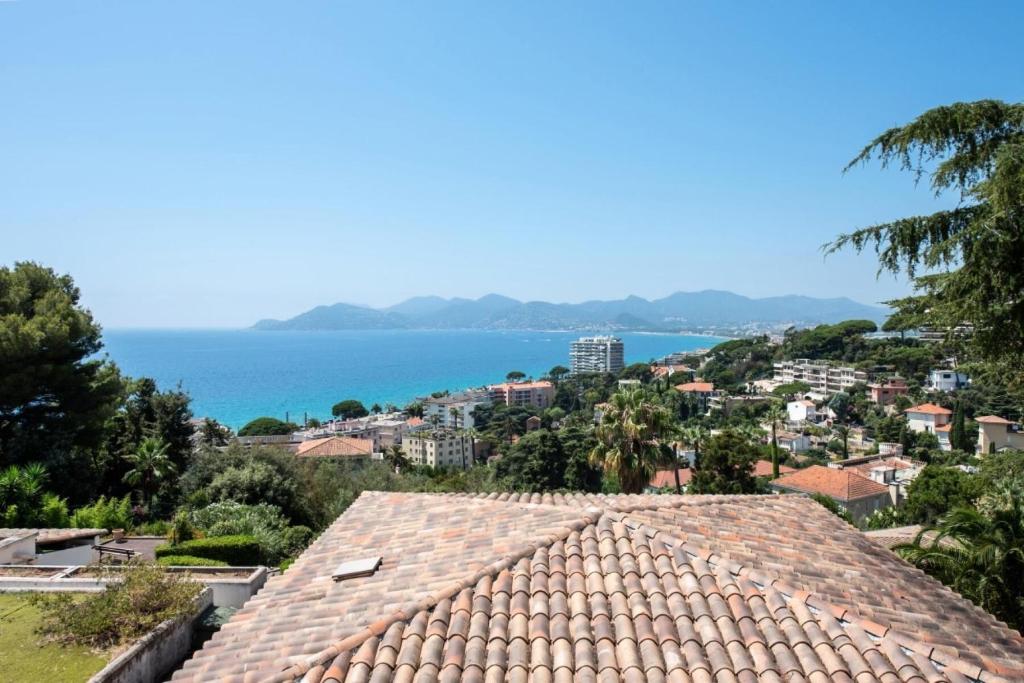 - une vue sur l'océan depuis le toit dans l'établissement Résidence Cannes Villa Francia - maeva Home - Appartement 2 pièces 6 personnes - Sélection MAE-2534, à Cannes