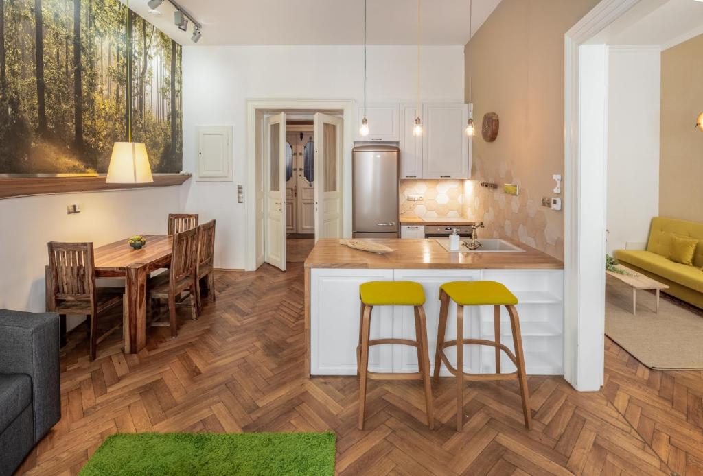 Kuchnia lub aneks kuchenny w obiekcie Mordecai 12 Apartments by Adrez
