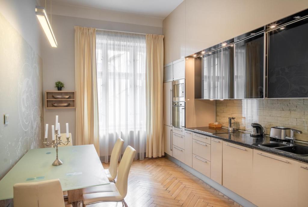 Kuchnia lub aneks kuchenny w obiekcie Mordecai 12 Apartments by Adrez