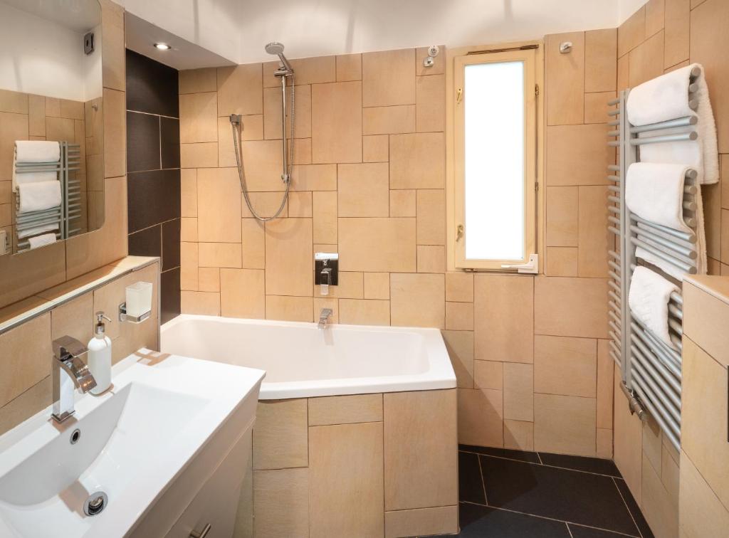 Mordecai 12 Apartments by Adrez - One-Bedroom Apartment