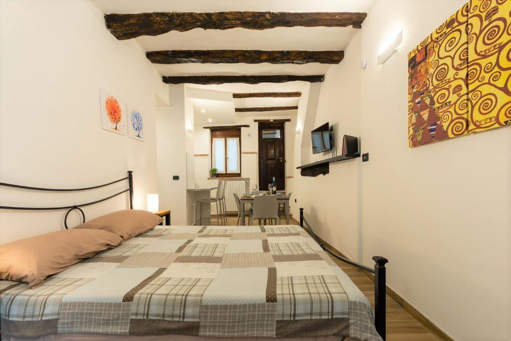 - une chambre avec un grand lit dans l'établissement La Morra Flats, à La Morra