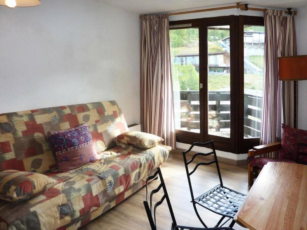 un salon avec un canapé et une table dans l'établissement Résidence Les Gradins - Studio équipé pour 4 personnes MAE-0724, aux Orres