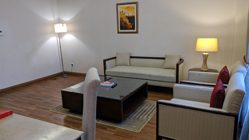 Ramada by Wyndham Lahore Gulberg II - Suite Junior Lit King-Size - Fumeurs