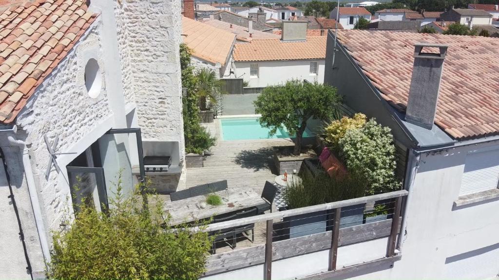 - une vue aérienne sur une maison avec une piscine dans l'établissement La Terrasse La Tremblade, à La Tremblade