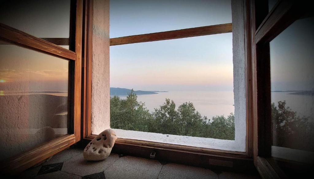 ein Fenster mit Meerblick in der Unterkunft Ustrine view in Ustrine