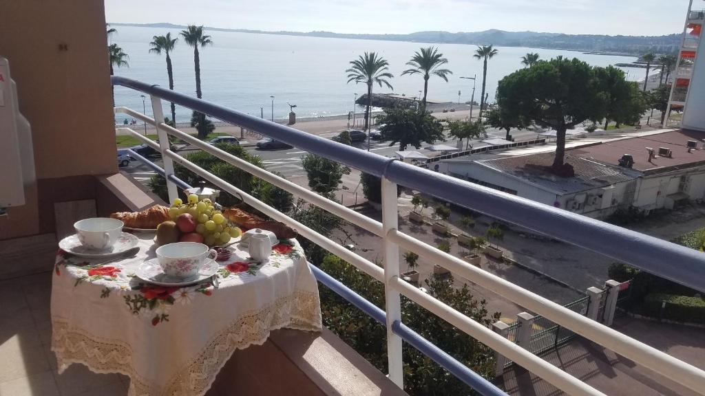 - une table sur un balcon avec vue sur l'océan dans l'établissement La Plage, à Cagnes-sur-Mer