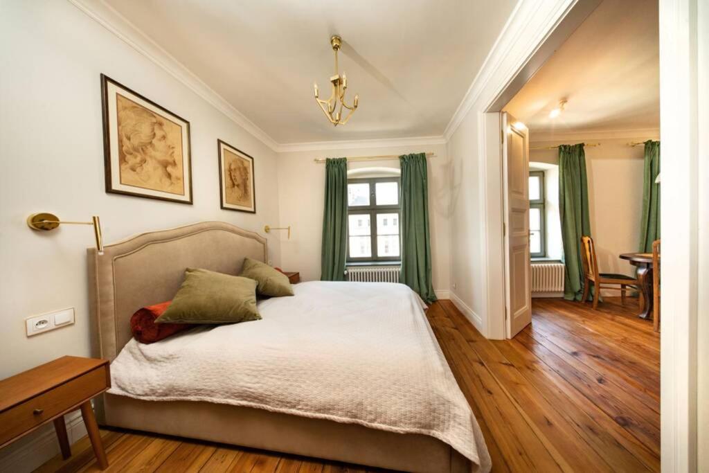 Un dormitorio con una cama grande y una mesa. en Old Town Prosta Toruń, en Toruń
