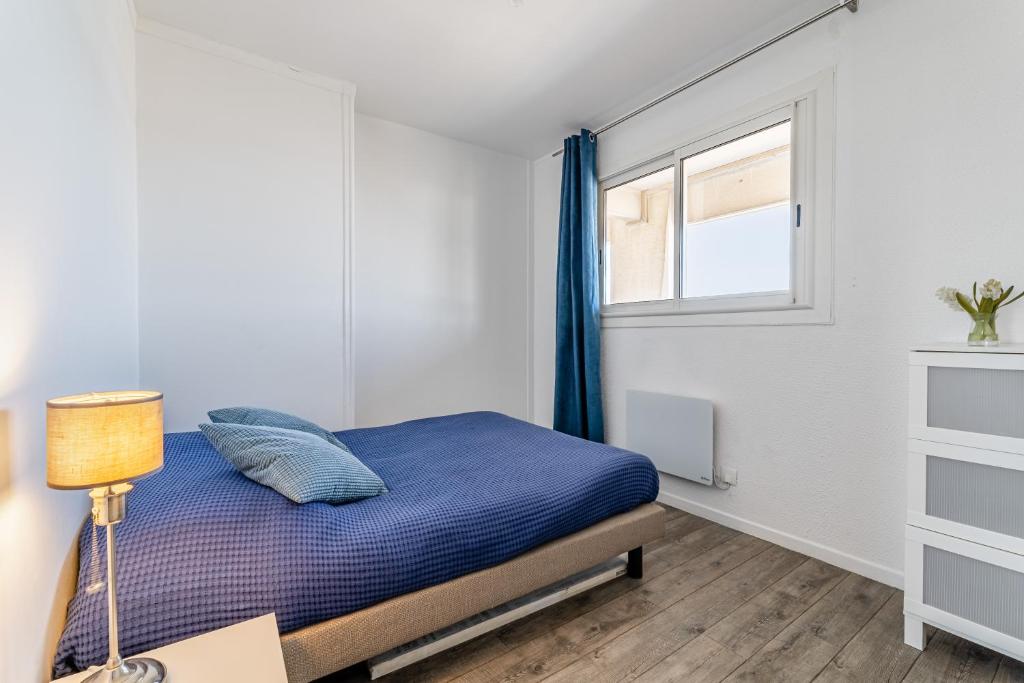 a bedroom with a bed and a window at Appartement vue plage avec terrasse et wifi in La Seyne-sur-Mer
