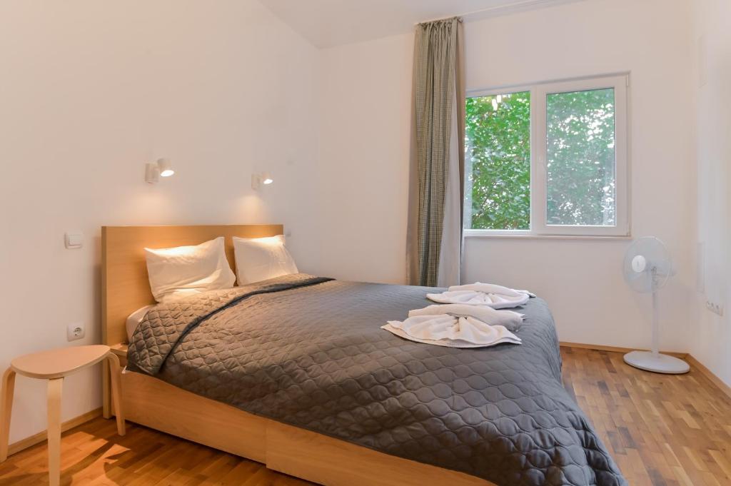 una camera da letto con un letto e una finestra di Bright Apartment in the Heart of the City by Flat Mаnager a Sofia