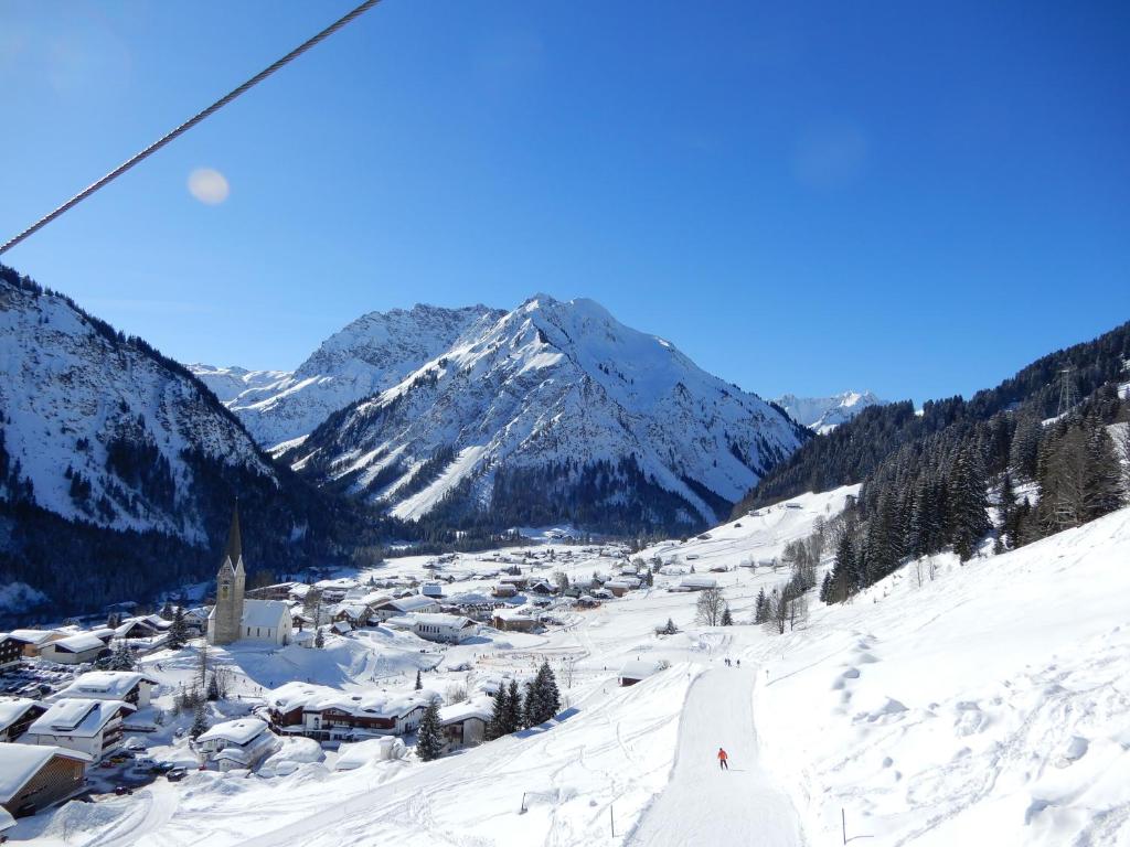 Aparthotel 333 mit Schwimmbad Kleinwalsertal v zime
