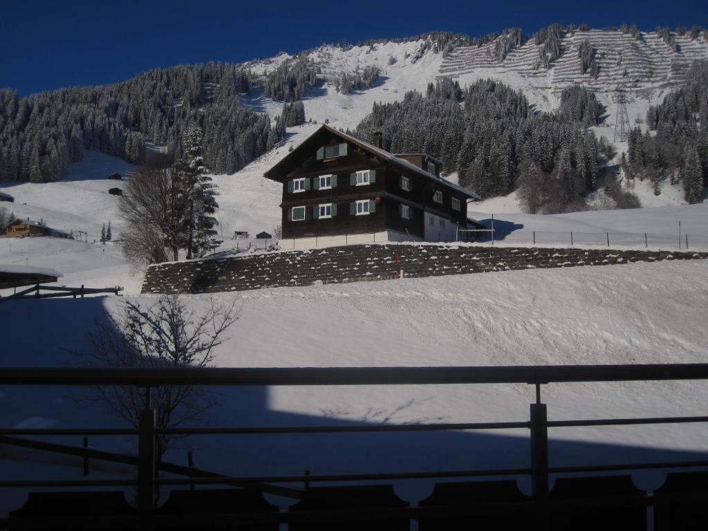 Aparthotel 333 mit Schwimmbad Kleinwalsertal v zime