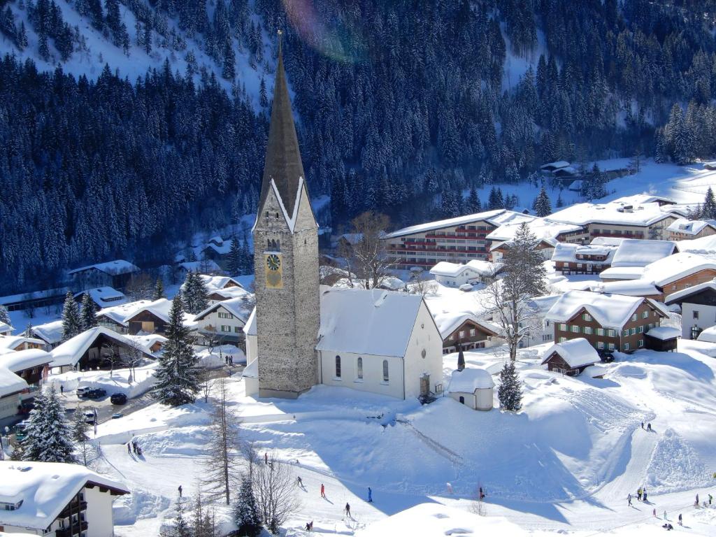 Aparthotel 333 mit Schwimmbad Kleinwalsertal v zime