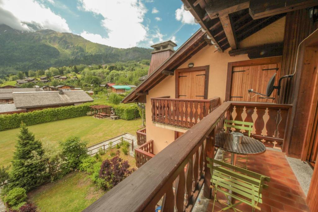 an apartment balcony with a view of the mountains at Apartment Beauregard in Les Houches