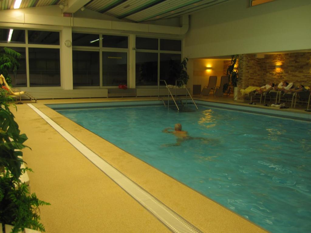 Bazén v ubytovaní Aparthotel 333 mit Schwimmbad Kleinwalsertal alebo v jeho blízkosti