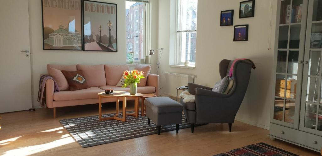 - un salon avec un canapé, une chaise et une table dans l'établissement ApartmentInCopenhagen Apartment 625, à Copenhague