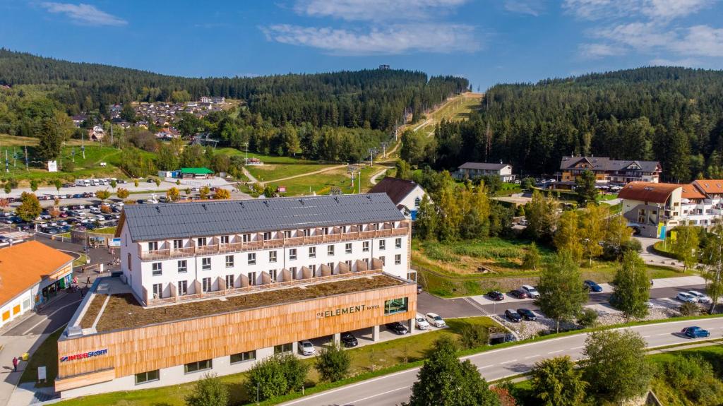 eine Luftansicht einer Stadt mit einem Gebäude in der Unterkunft Hotel Element in Lipno nad Vltavou