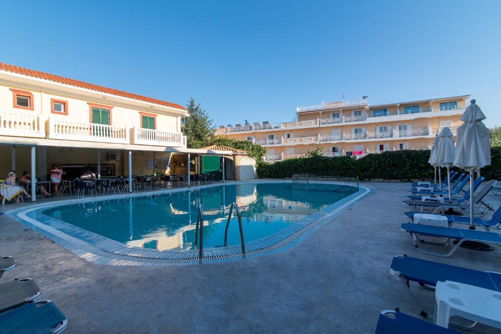 Bazén v ubytování Club Zante Plaza nebo v jeho okolí