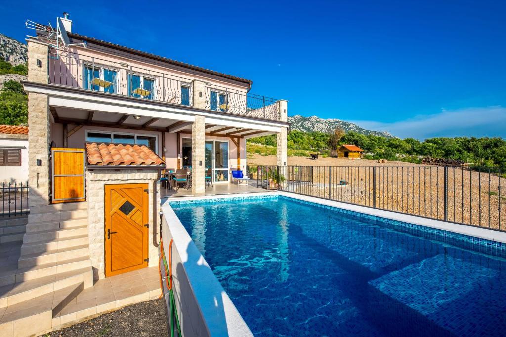 Bazén v ubytování Lucija House - Lika Senj county nebo v jeho okolí