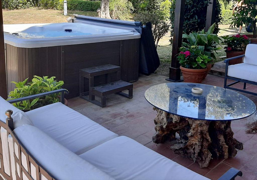 Patio alebo iná vonkajšia časť ubytovania Casa Bianca gorgeous Tuscan home Crete Senesi, Siena