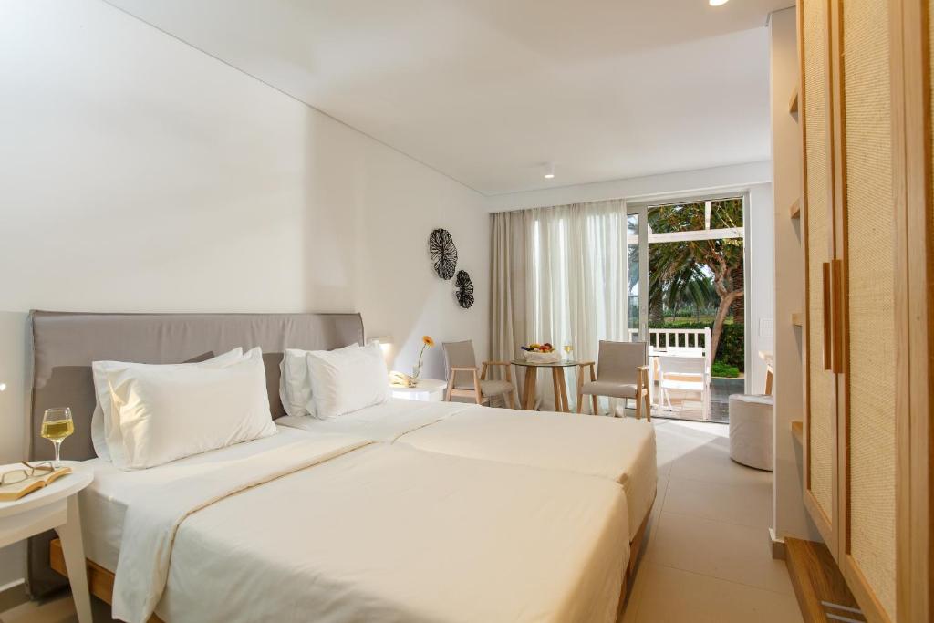 Postel nebo postele na pokoji v ubytování Anissa Beach Hotel