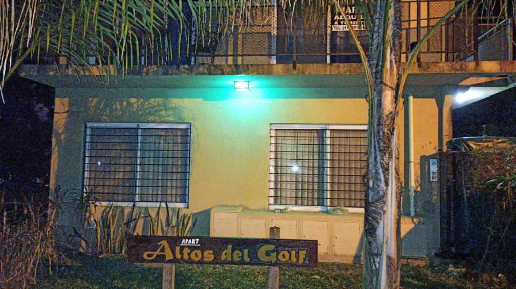 un cartel en frente de una casa por la noche en Apart Altos del Golf en Colón