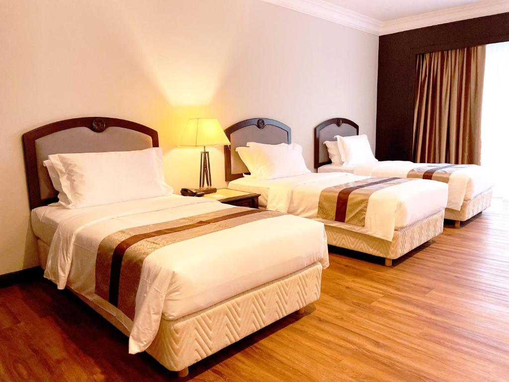 Postel nebo postele na pokoji v ubytování Grand Darul Makmur Hotel Kuantan