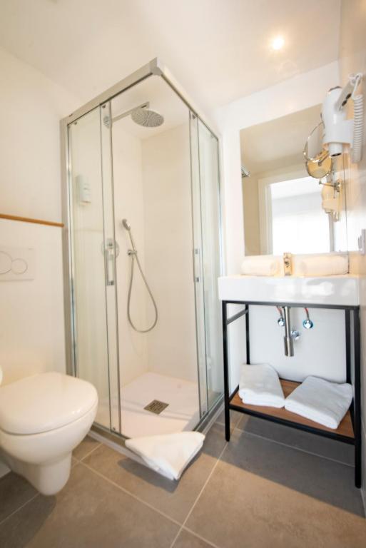 A bathroom at Hostal Blanca