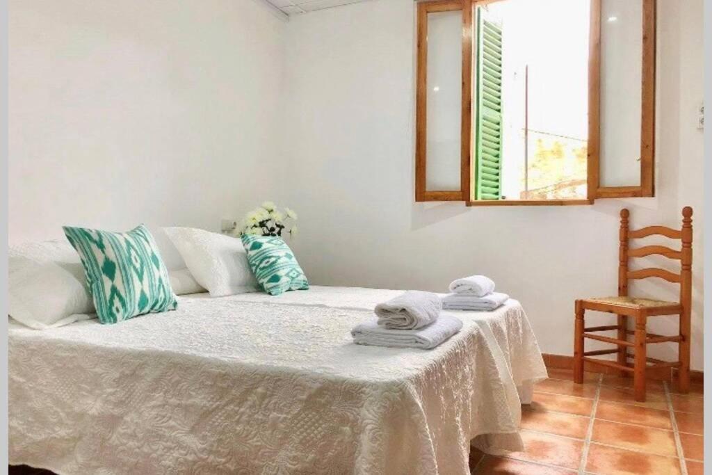 een slaapkamer met een bed met handdoeken erop bij Apartamentos Hostalets in Palma de Mallorca