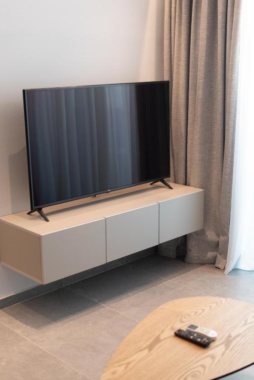 TV a/nebo společenská místnost v ubytování The Residences Kalamata