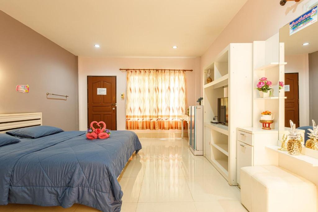 Pennaung Resort في Bung Kan: غرفة نوم كبيرة مع سرير ومطبخ