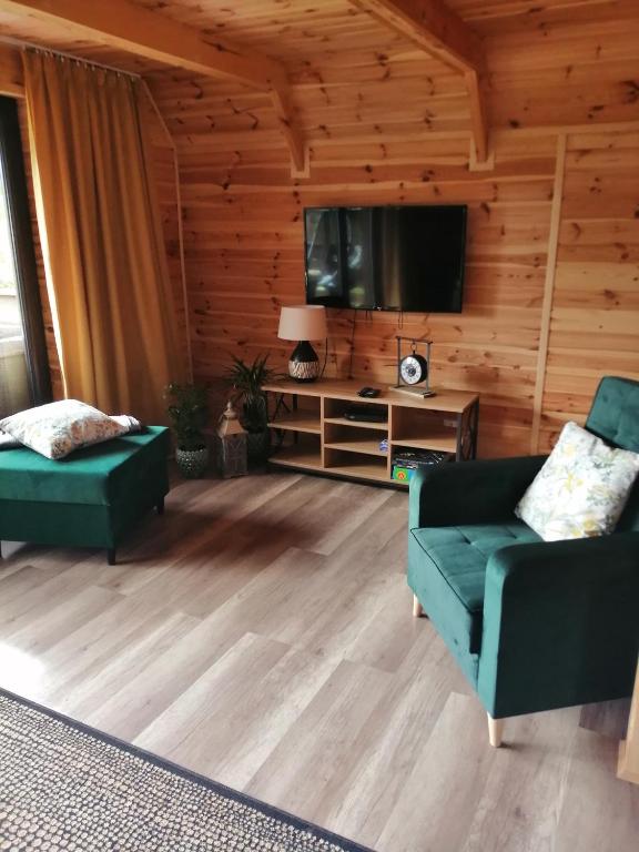Televízia a/alebo spoločenská miestnosť v ubytovaní Fajna Chata