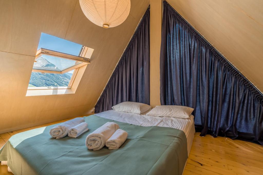 Postel nebo postele na pokoji v ubytování Kazbegi Targmani Cottages