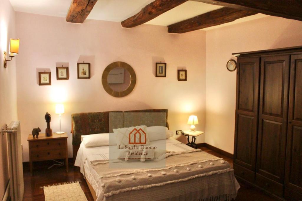 ein Schlafzimmer mit einem Bett mit einem Schild drauf in der Unterkunft Le Sorelle Duomo in Neapel