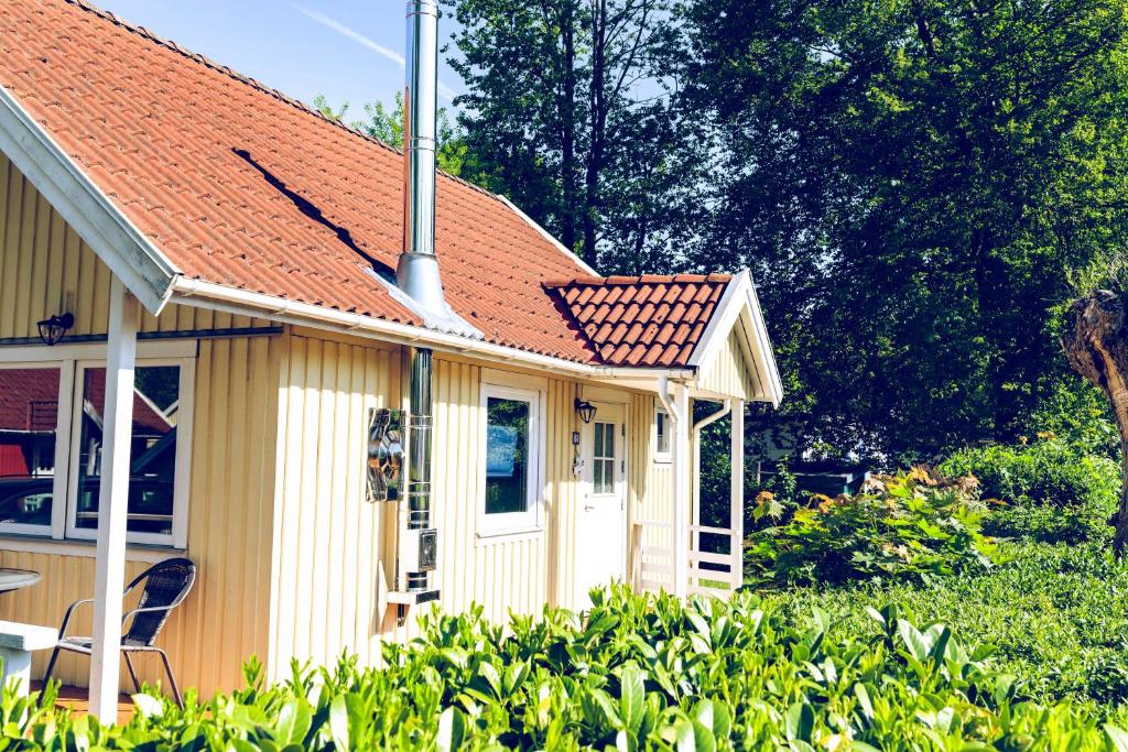 a small yellow house with a red roof at Regenbogen Boltenhagen in Boltenhagen