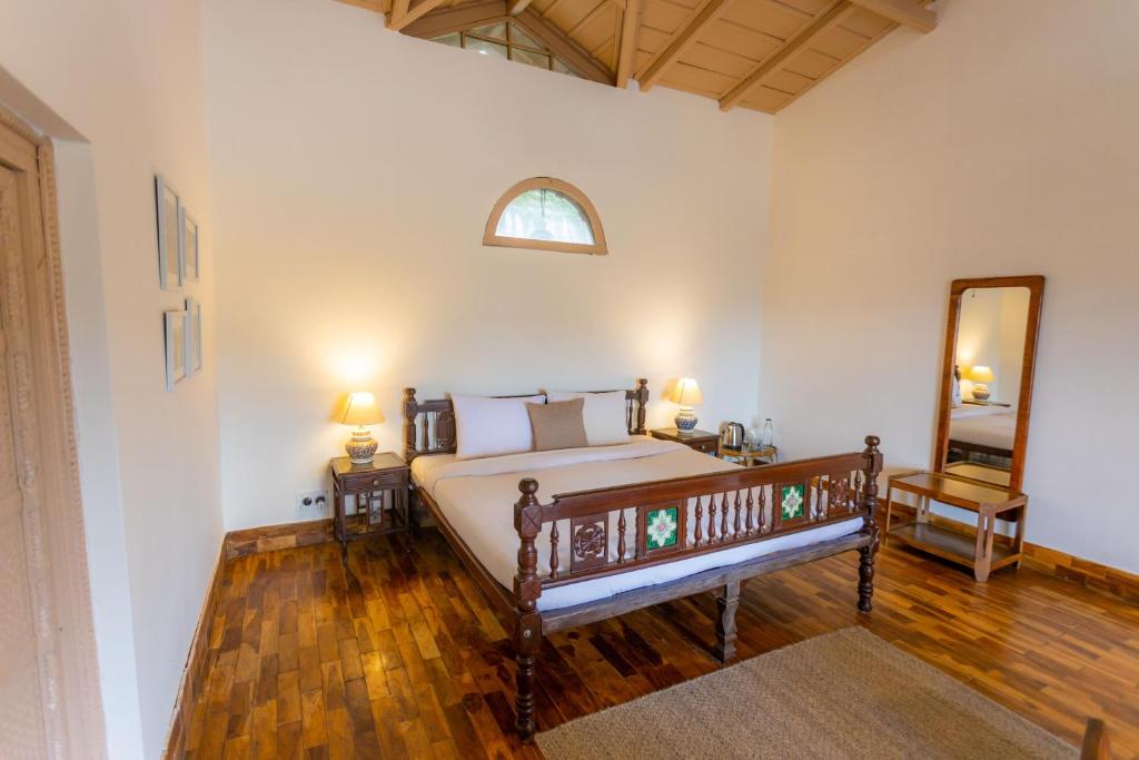 A bed or beds in a room at Seclude Ramgarh Arthouse