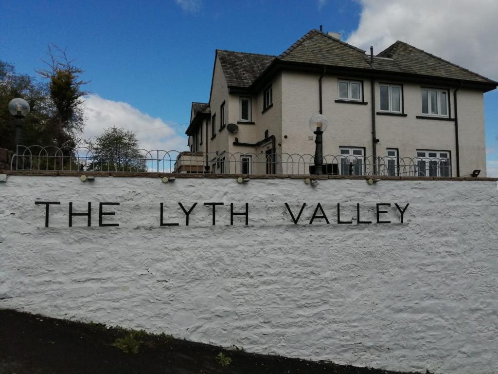 ケンダルにあるLyth Valley Country Houseの蔦谷を読む看板のある家