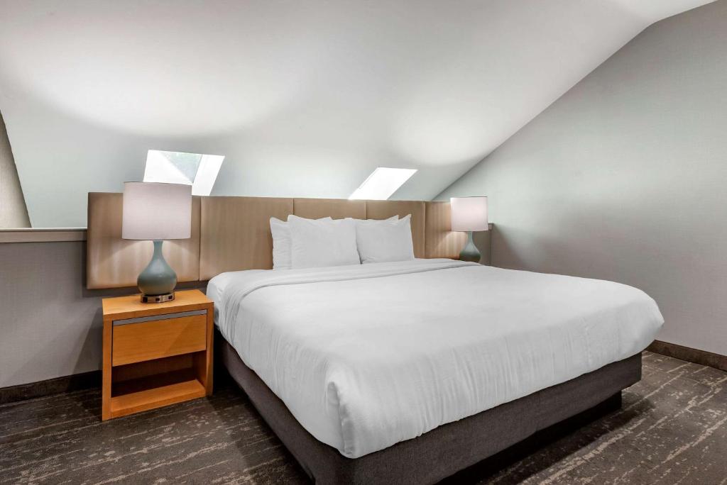 Postel nebo postele na pokoji v ubytování Somerset Lofts