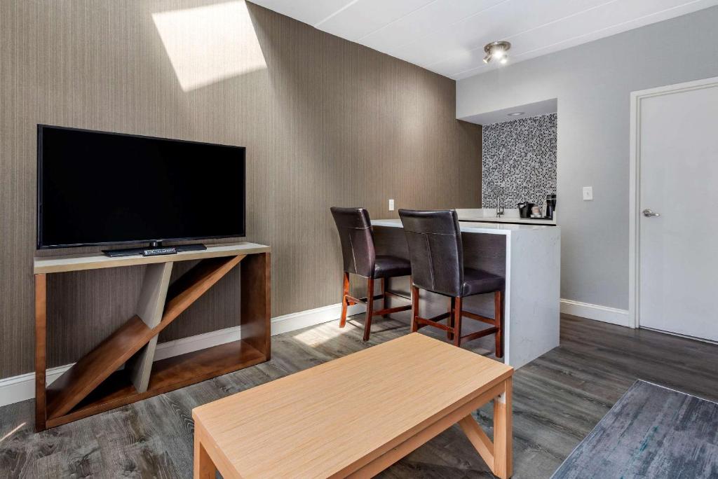 TV a/nebo společenská místnost v ubytování Somerset Lofts