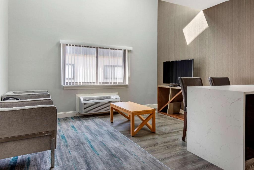 TV a/nebo společenská místnost v ubytování Somerset Lofts