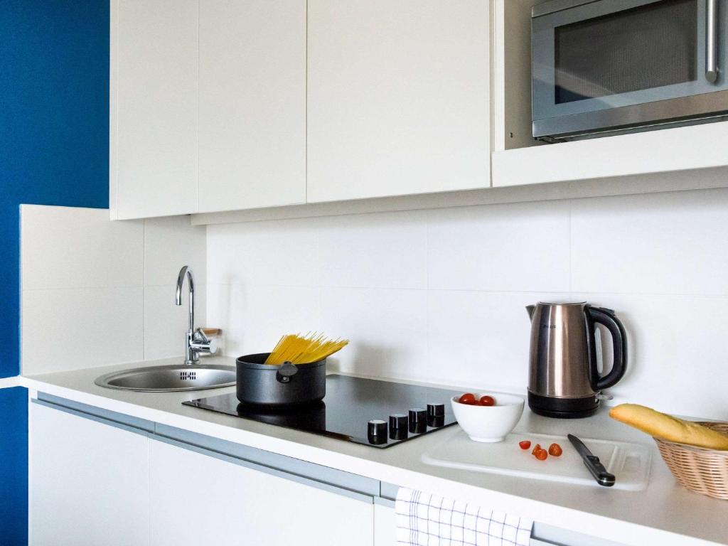 Kuchyň nebo kuchyňský kout v ubytování Aparthotel Adagio Porte de Versailles