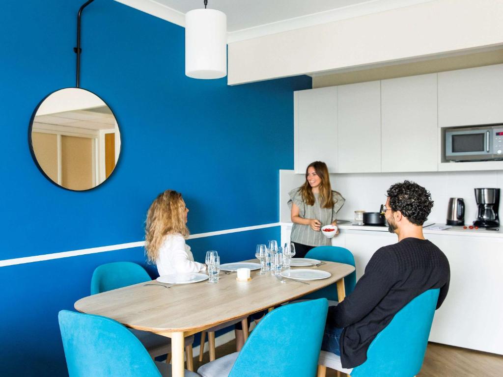 Kuchyň nebo kuchyňský kout v ubytování Aparthotel Adagio Porte de Versailles