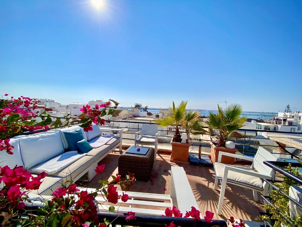 balcón con sofá, sillas y el océano en Zenit Olhao Bed & Breakfast en Olhão