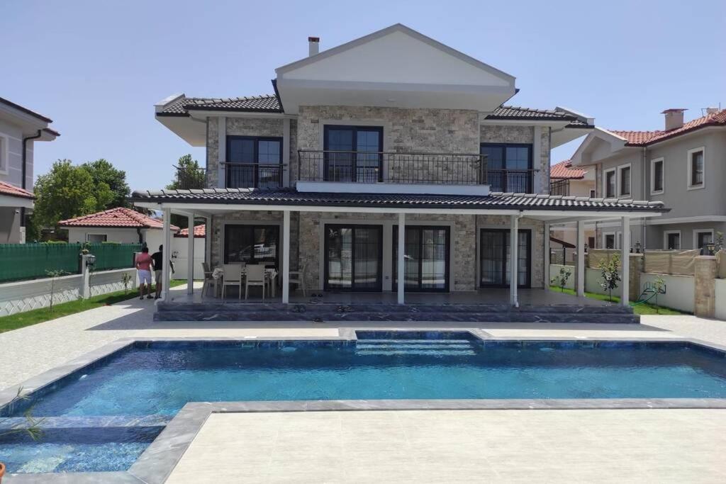 Bazén v ubytování Villa ERTUNÇ - Kaliteli Tatilin Adresi nebo v jeho okolí