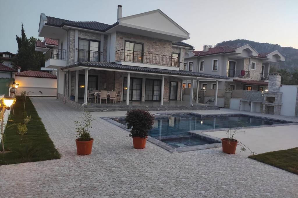 Bazén v ubytování Villa ERTUNÇ - Kaliteli Tatilin Adresi nebo v jeho okolí