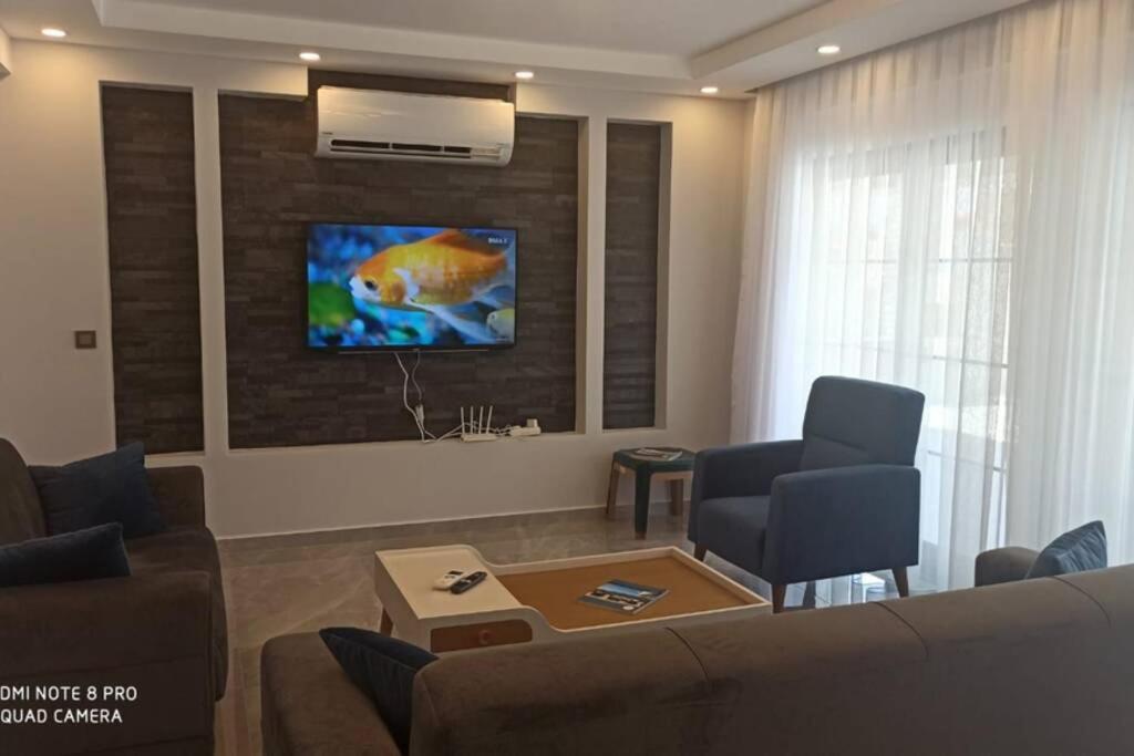 TV a/nebo společenská místnost v ubytování Villa ERTUNÇ - Kaliteli Tatilin Adresi