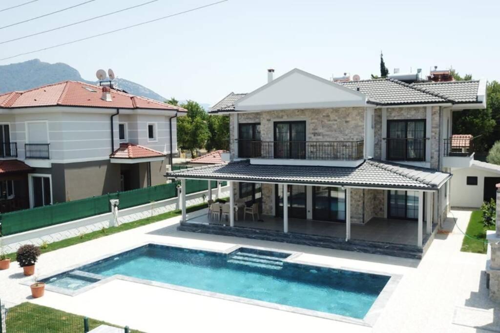 Bazén v ubytování Villa ERTUNÇ - Kaliteli Tatilin Adresi nebo v jeho okolí
